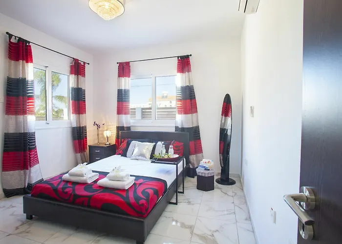 Hollywood * Protaras