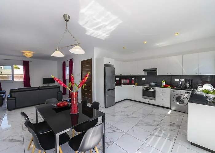 Hollywood Casa de Férias Protaras